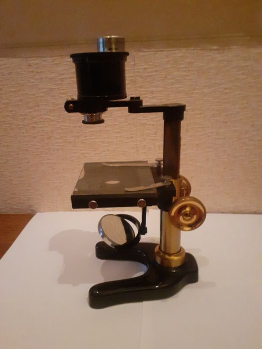 Продаётся антикварный микроскоп