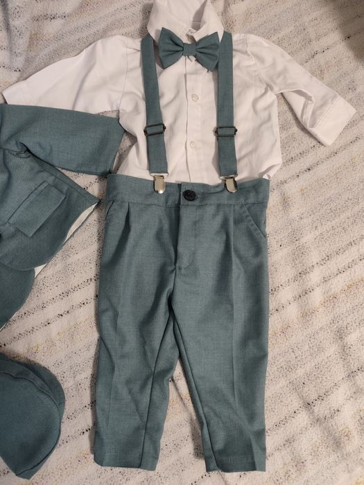 Costum botez bebeluș
