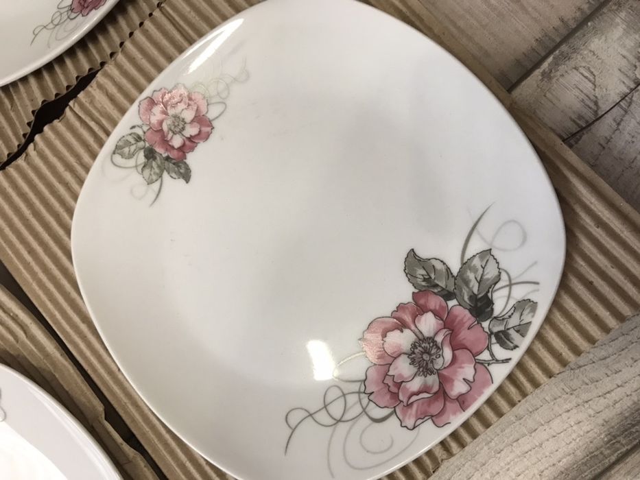 Комплект 7бр чинийки с цветя и една по - голяма