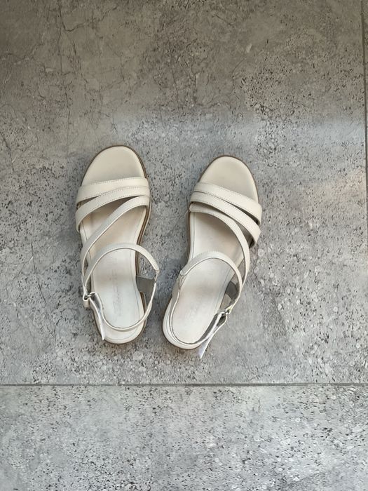 СРОЧНО ПРОДАЮ Босоножки кожанные Tamaris