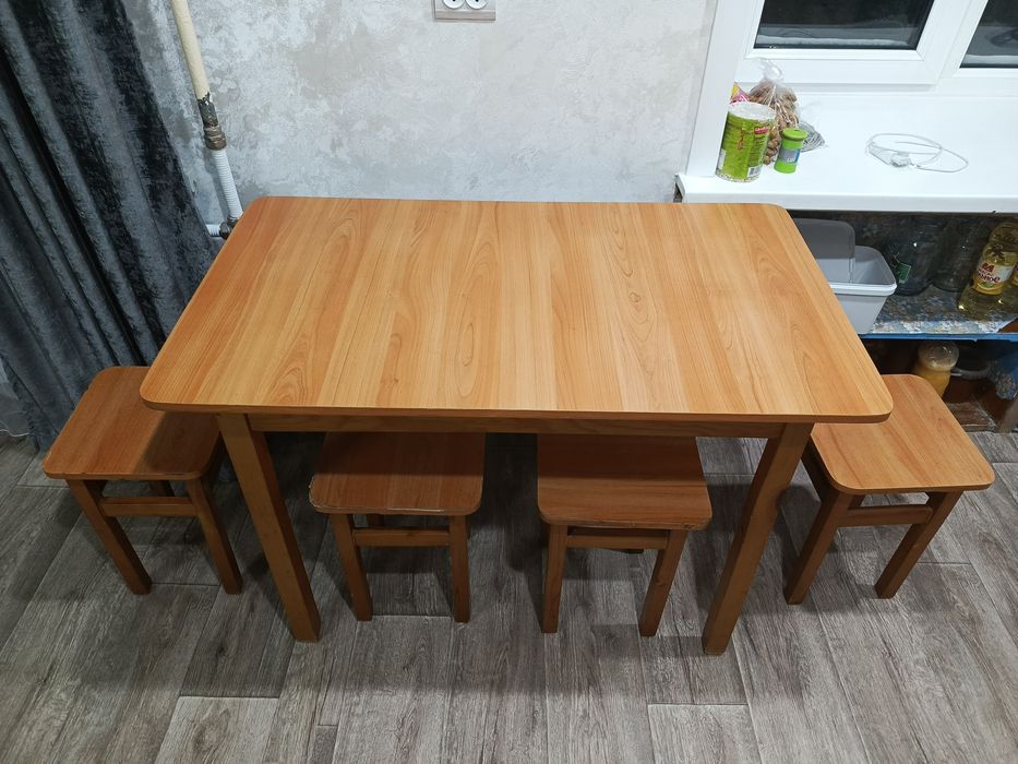 Продам кухонный стол и 4 табуретки в хорошем состоянии