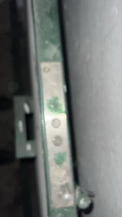 Железная дверь с замком .