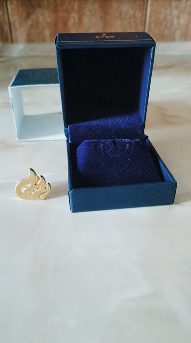 Pin metalic flacără aurie cu cutie - accesoriu sacou/vestă