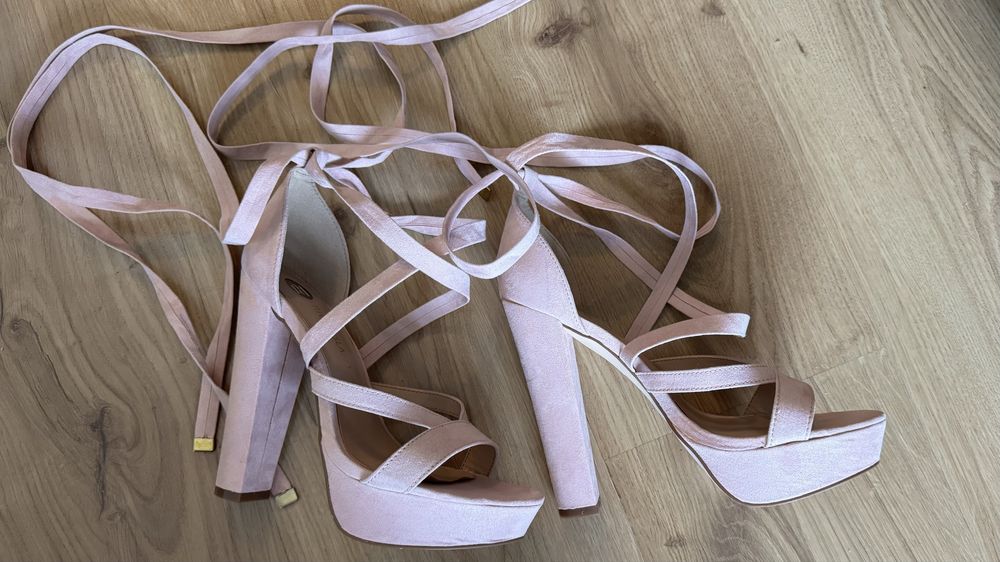 Високи дамски обувкк