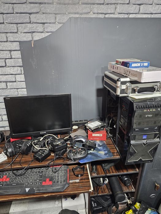 Montajga kompyuter monitori bulan
