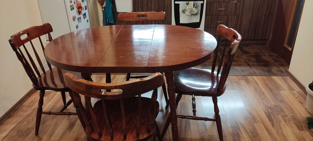 Трапезна разтегателна маса с четири стола.