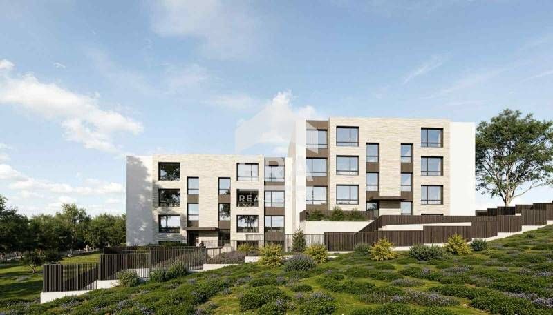 Четиристаен ексклузивен апартамент за продажба, с голяма дневна и собс