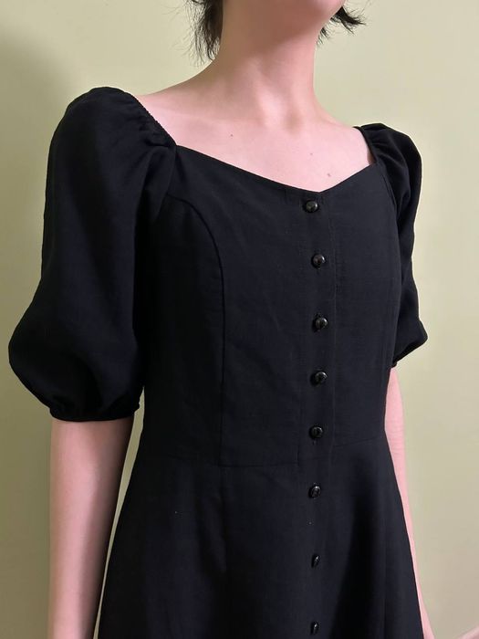 Чёрное платье с воздушными рукавами