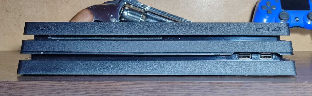 PlayStation 4 Pro, 2 Геймпада и 7 Игр.