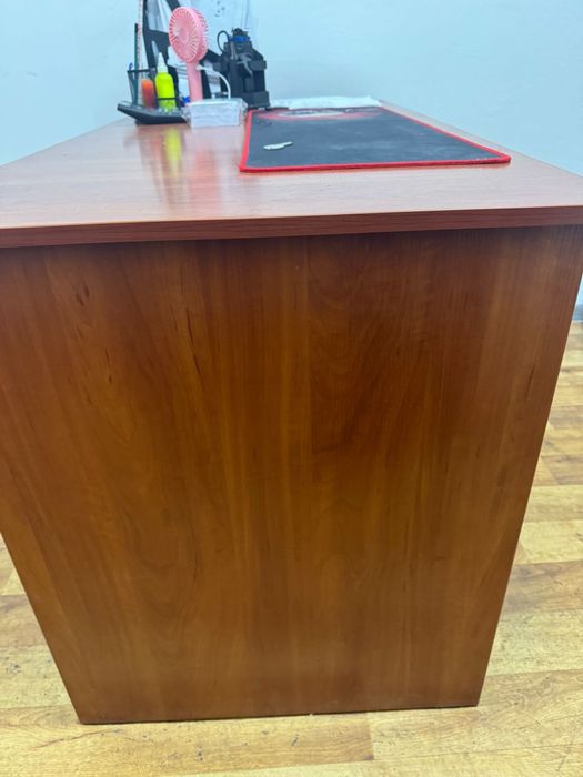 Шкаф и стол в отличном состяний