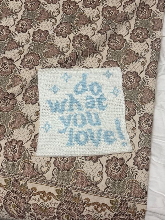 Вязанный плакат на стену