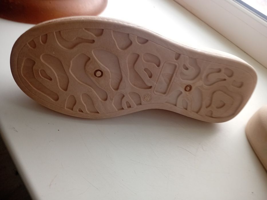 Продам кроссовки новые