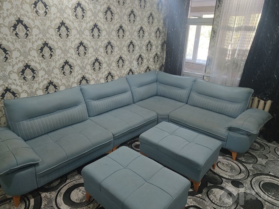 Ugolok divan mehmonxona uçun Turkça uslubda çiroyli dizayn
