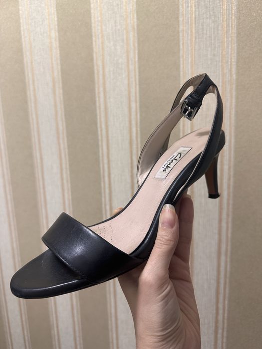 Продам кожаные босоножки Clarks