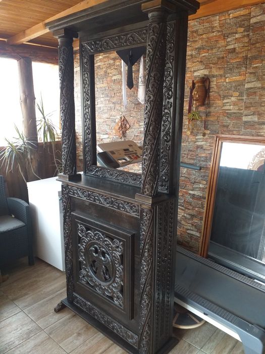 Axionita, iconostas, strană cântăreț