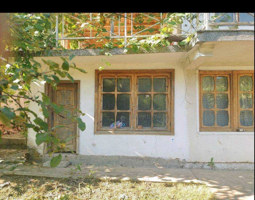 Продавам в гр.Тетевен имот ВЕДНО с 5 сгради и гараж  за жилищни цели