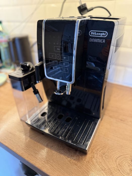 Кафеавтомат DE’LONGHI Dinamica ECAM 350.50.B, 1450W, 1.8 л 15 бара Гарафа за мляко със система LatteCrema Черен