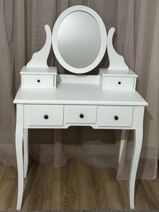 Masa cu oglinda de make-up nefolosita