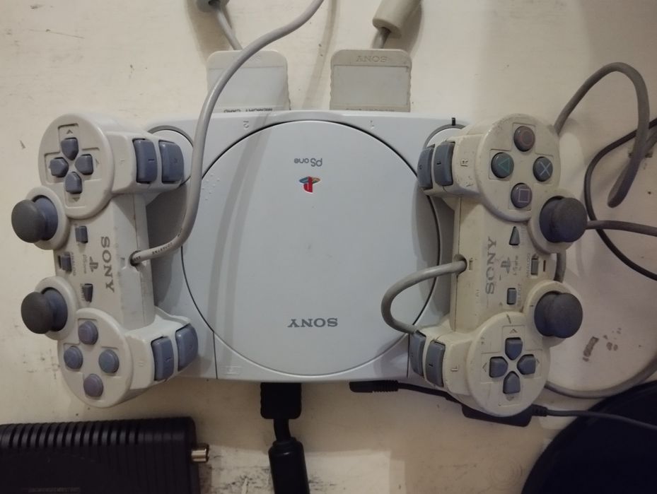 Игровая приставка Playstation one.