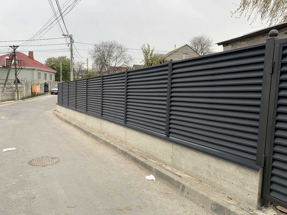 Construim Garduri si Porti din Panou stil Jaluzele, Sipca Metalica, Tabla Cutata, Plasa Bordurata, Fier Forjat BCA si alte modele disponibile