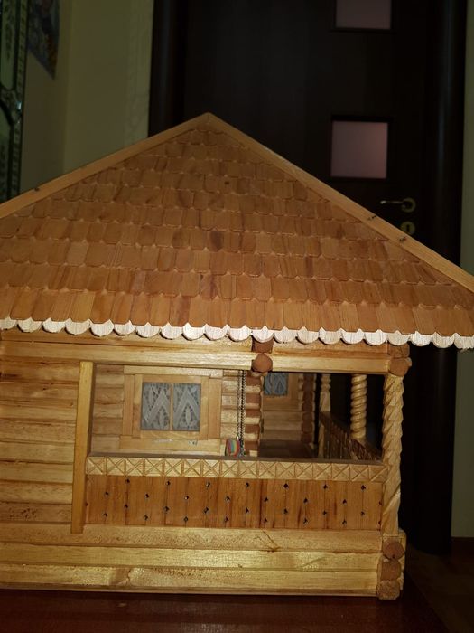 Căsuță din lemn sculptată manual