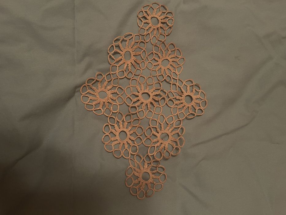 Старинни ръчно правени плетива, карета, покривки.