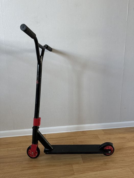 Продам самокат черный