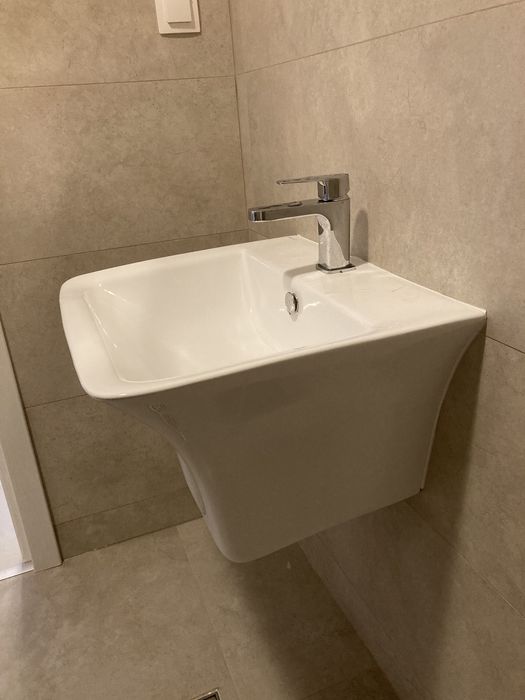 Lavoar suspendat ceramica . Chiuveta baie suspendată.