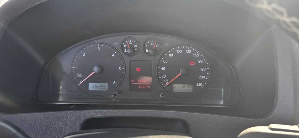 VW Transporter T5 LWB (Varianta Lungă) – 1.9 TDI – 2 Uși Laterale