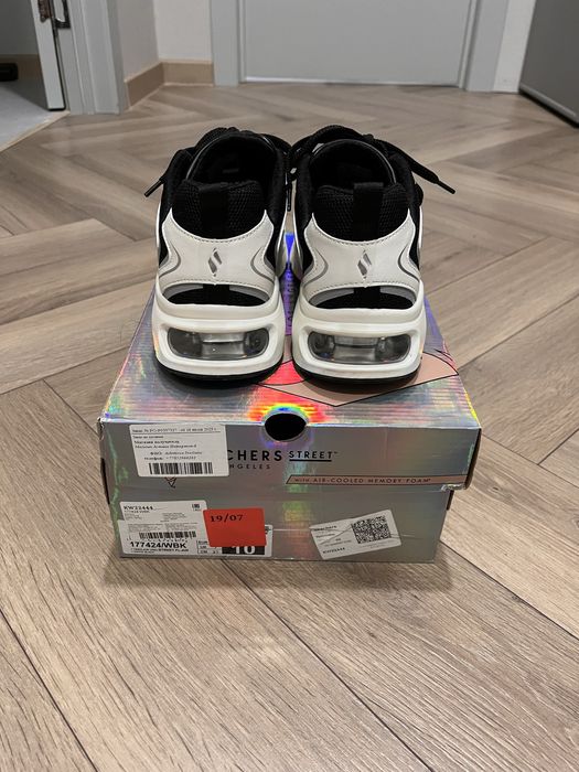 Кроссовки женские