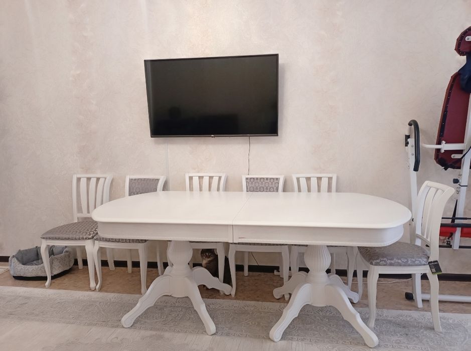 Обеденный стол стулья