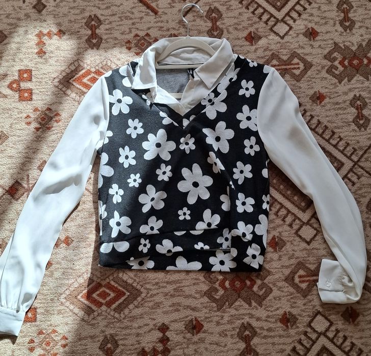 блуза с цветя и яка