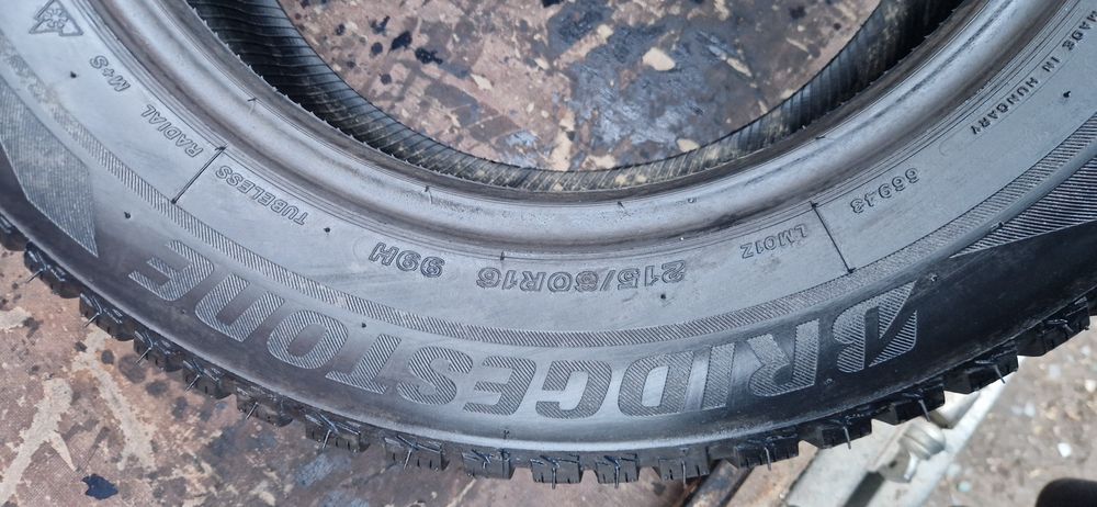 2 Anvelope ca noi  Bridgestone 215 60 R16 M+S