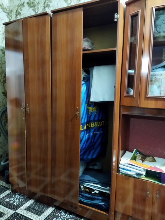 Стэнка.5 к,исмдан иборат.2 та к,исми кийм  учун 3та к,исми чинни ва бо