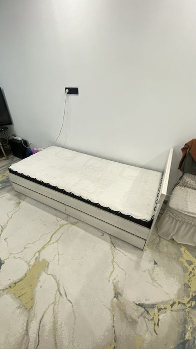 Кровать с матрасом