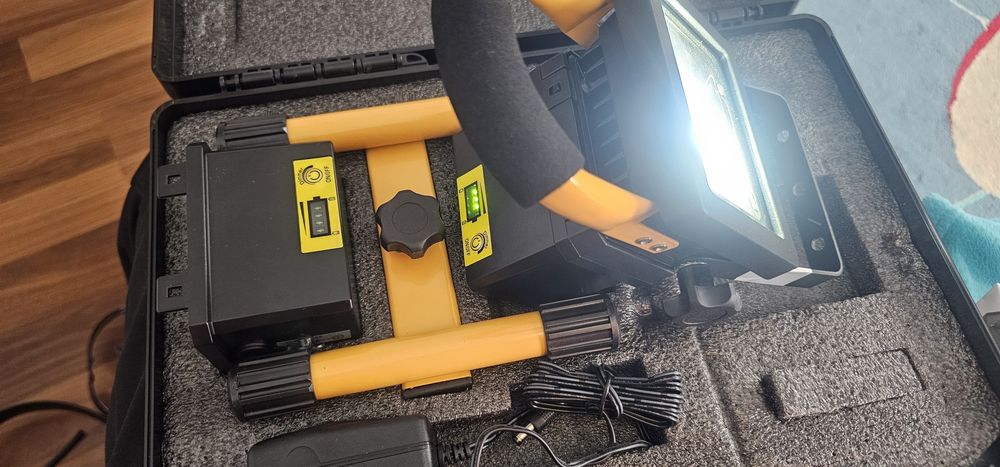 Proiector led cu acumulator