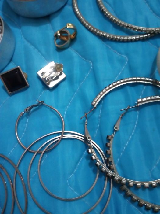 Бижутерия и серёжки.