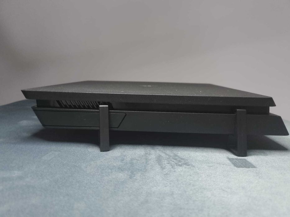 Ofer spre vanzare acest Playstation 4 Slim