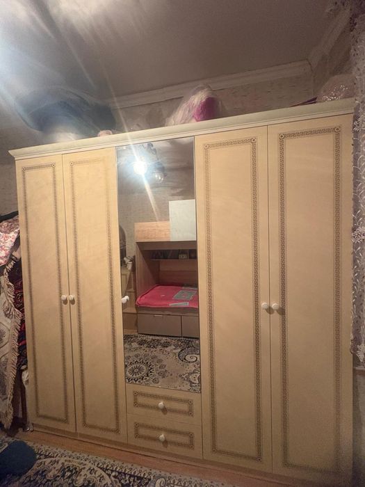 Бес есікті шифонер