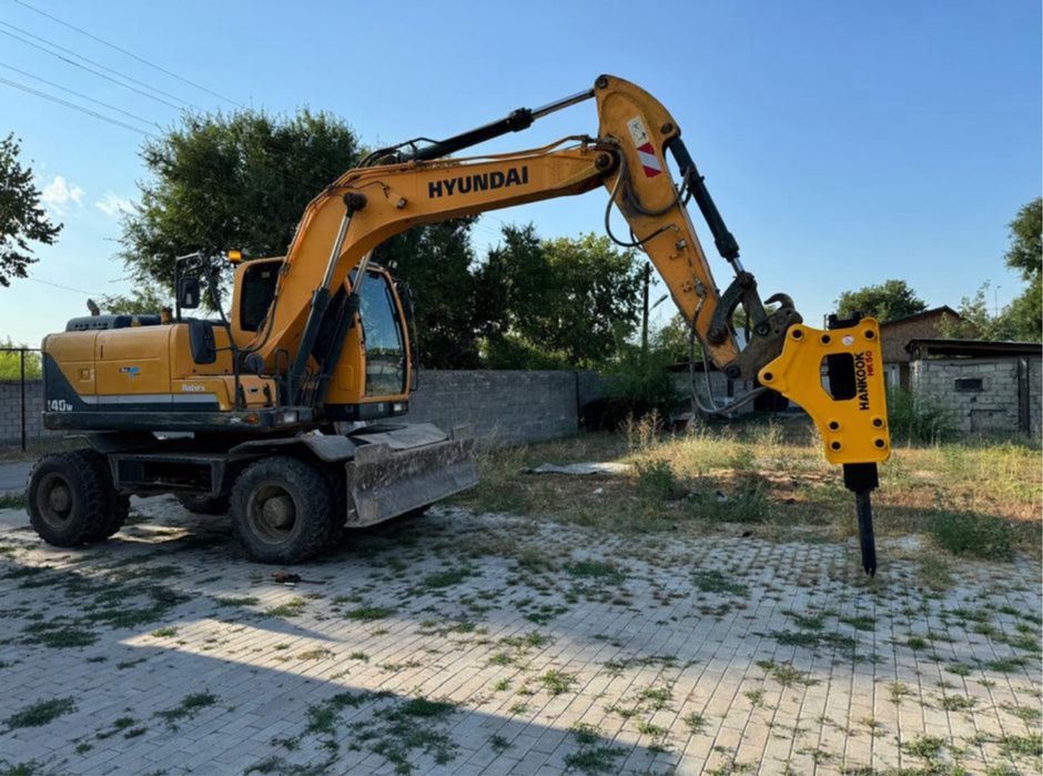 Экскаватор колесный с гидромолотом