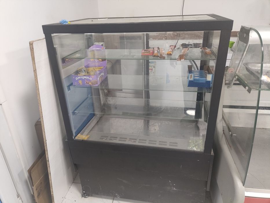 Холодильник витриные.