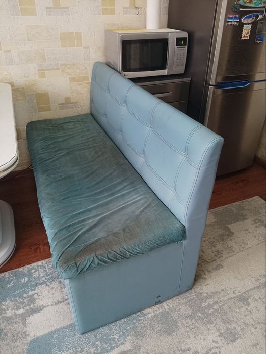 Мебель б/у стол, диван и 3 пуфика