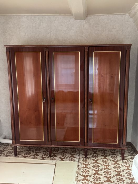 Продам срочно советский шкаф
