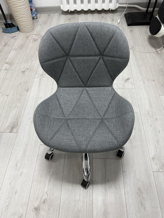 Стул на колесиках