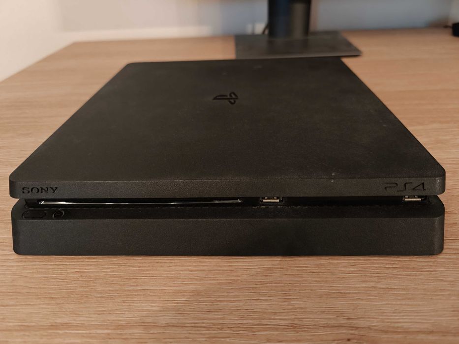 PlayStation 4 Slim 500GB + 16 Игри