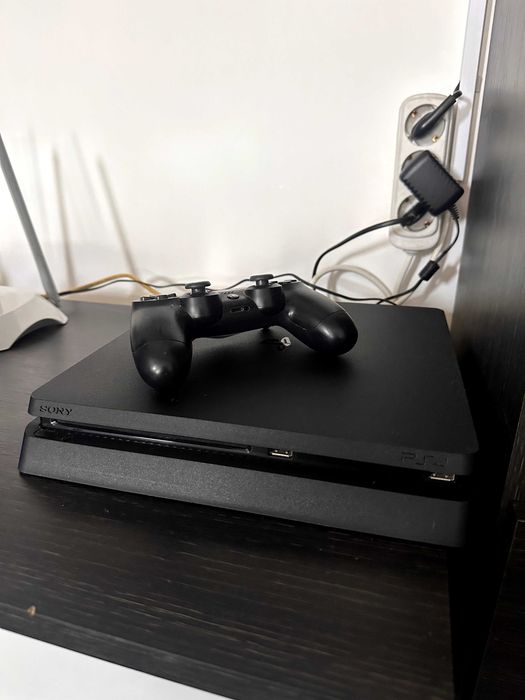 Consola PS4 Slim + jocuri și manetă