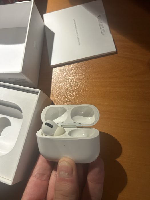 Продавам air pods pro оригинална една слушалка и кутия