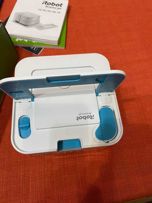 Braava Jet 240 робот - моп за сухо и мокро почистване iRobot Roomba