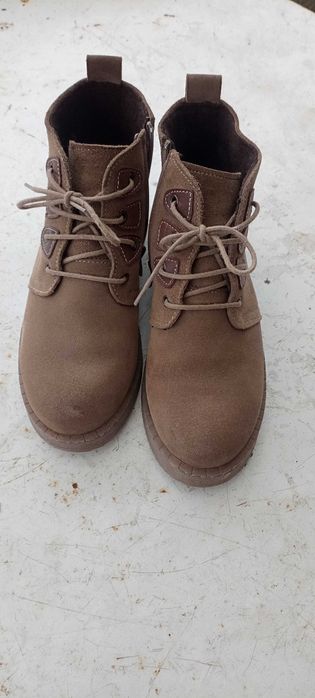 Продавам нови боти- набил 37 номер