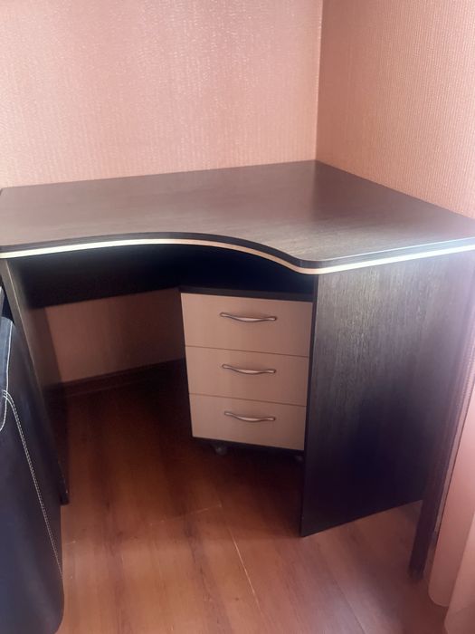 Стол угловой с полками .